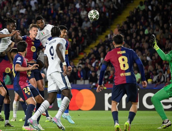 篮球篮网比赛中关键传球帮助球队取胜